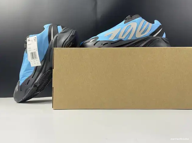 'Bright Boost Cyan' Yeezy 700 GZ3079 MNVN ADIDAS 0502